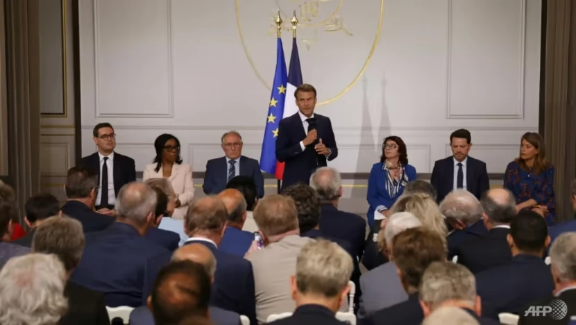 Tổng thống Pháp Emmanuel Macron phát biểu trước khoảng 300 thị trưởng từ khắp đất nước tại Điện Elysee trong ngày 4-7. Ảnh: AFP