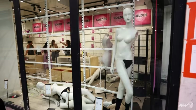 Một cửa hàng thời trang tại thủ đô Paris (Pháp) bị hư hại vì bạo động. Ảnh: AFP