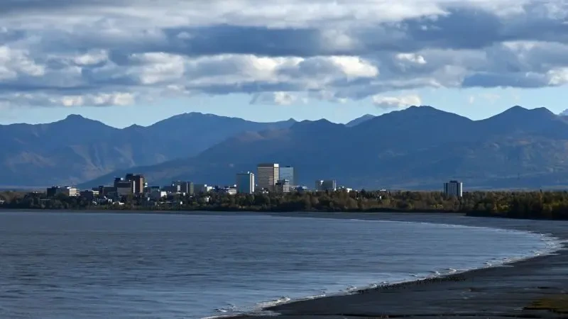Một góc bờ biển TP Anchorage (bang Alaska, Mỹ) vào sáng 16-7. Ảnh: AFP