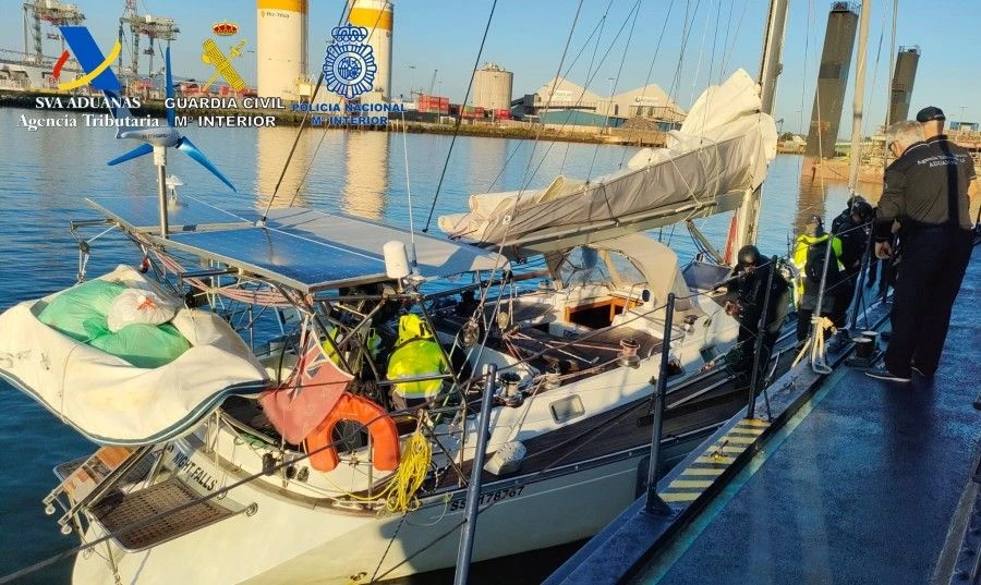 Chiếc thuyền buồm Night Falls chở hơn 2 tấn cocaine bị bắt ngoài khơi Vịnh Biscay (phía bắc Tây Ban Nha) hôm 2-8. Ảnh: SERVIMEDIA
