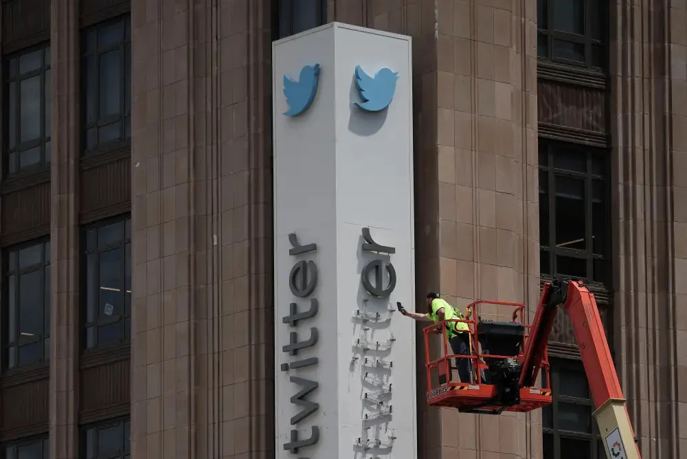 Công nhân tháo dỡ biển hiệu Twitter hôm 24-7. Ảnh: REUTERS