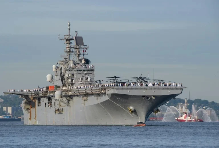 Tàu tấn công đổ bộ USS Bataan tại cảng New York (Mỹ), tháng 5-2022. Ảnh minh họa: AFP
