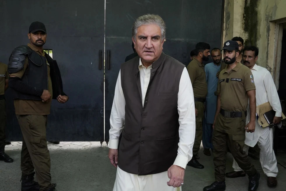 Cựu ngoại trưởng Pakistan, phó chủ tịch đảng đối lập Tehreek-e-Insaf (PTI) - ông Shah Mahmood Qureshi (giữa). Ảnh: AP Cựu ngoại trưởng Pakistan, phó chủ tịch đảng đối lập Tehreek-e-Insaf (PTI) - ông Shah Mahmood Qureshi (giữa). Ảnh: AP