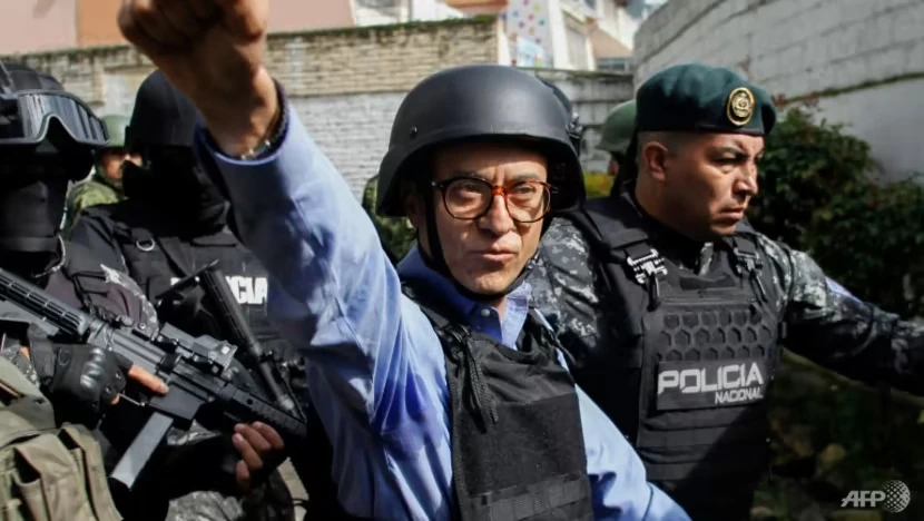 Ứng viên tổng thống Ecuador - ông Christian Zurita (giữa) tại một điểm bỏ phiếu ở thủ đô Quito (Ecuador) ngày 20-8. Ảnh: AFP