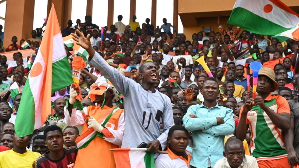 Người biểu tình ủng hộ chính quyền quân sự Niger ở thủ đô Niamey (Niger) hôm 26-8. Ảnh: AFP