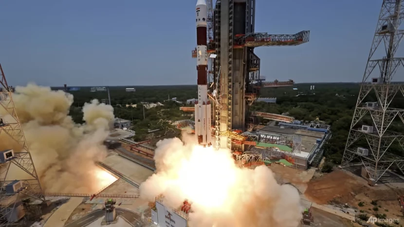 Tàu thăm dò Aditya-L1 được phóng đi từ Trung tâm vũ trụ Satish Dhawan (bang Andhra Pradesh, miền nam Ấn Độ) hôm 2-9. Ảnh: AFP