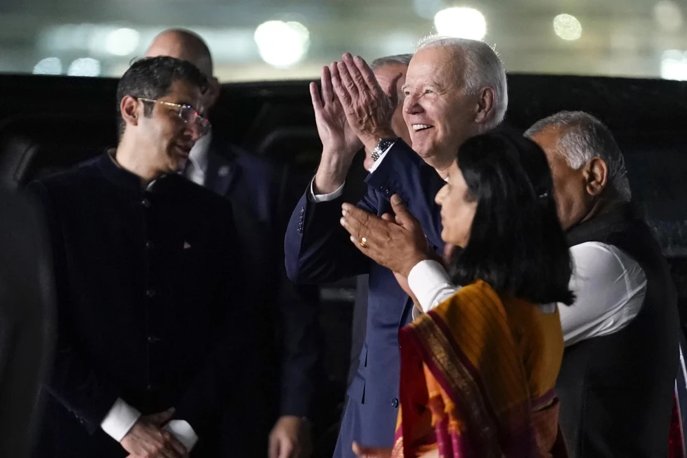 Tổng thống Mỹ Joe Biden đến sân bay Indira Gandhi (Ấn Độ) tối 8-9. Ảnh: AP