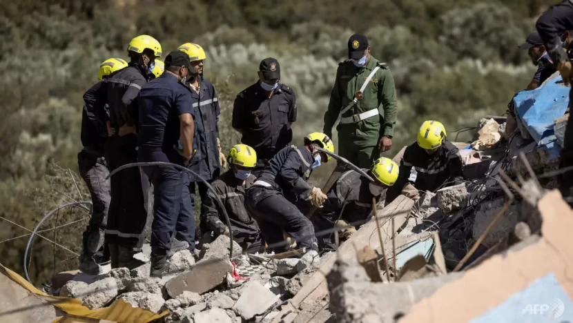 Các nhân viên cứu hộ tại làng Talat N'Yacoub, tỉnh Al Haouz (Morocco). Ảnh: AFP