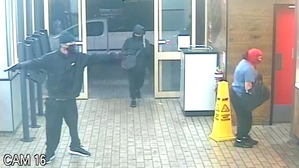 Các nước khuyến nghị gì về việc ngăn ngừa và xử lý khi cướp ngân hàng xảy ra?