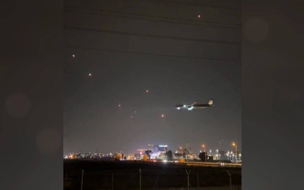 Hình ảnh máy bay chở khách vượt mưa rocket trong đêm 10-12.png