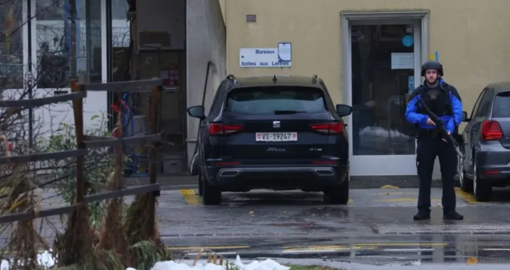 Cảnh sát bảo vệ khu vực sau vụ xả súng ở TP Sion (Thụy Sỹ), ngày 11-12. Ảnh: REUTERS.