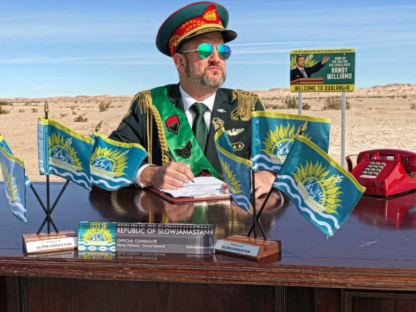 Người đàn ông tự tạo 'quốc gia' riêng giữa sa mạc