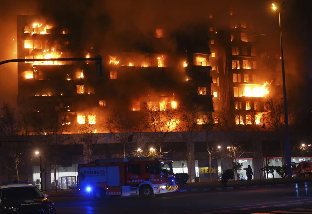 Video hai tòa chung cư cháy kinh hoàng