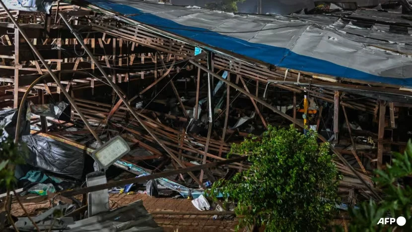 VIDEO: Sập bảng quảng cáo, hơn 70 người thương vong