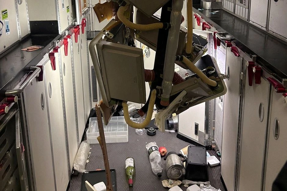 Máy bay gặp nhiễu động