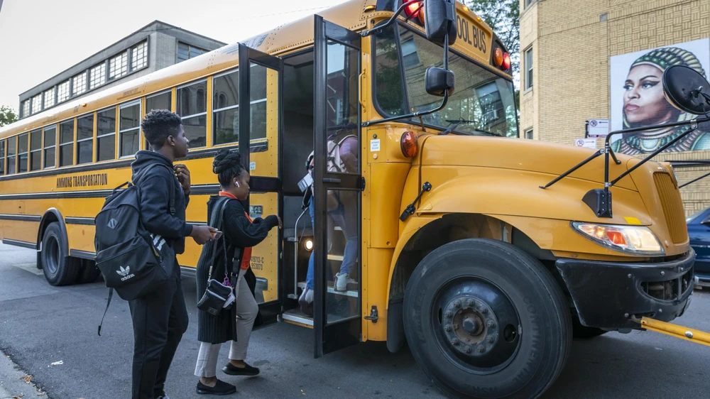 Luật các nước quy định sao về việc bỏ quên trẻ em trên xe?