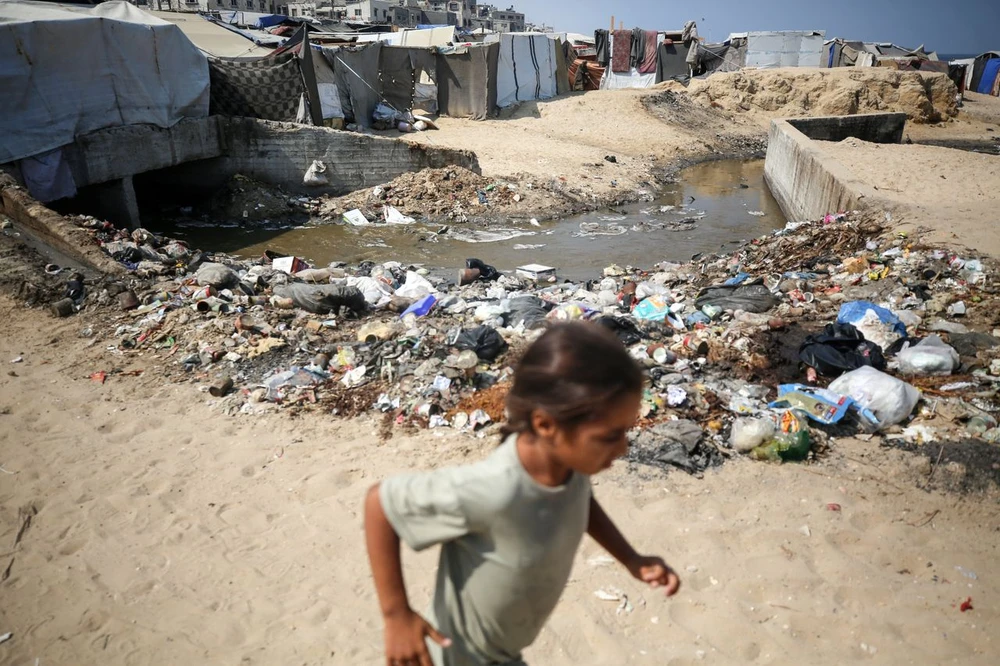 Điều kiện vệ sinh tại các khu vực đông dân như Deir al-Balah ngày càng tồi tệ. Ảnh: THE WALL STREET JOURNAL