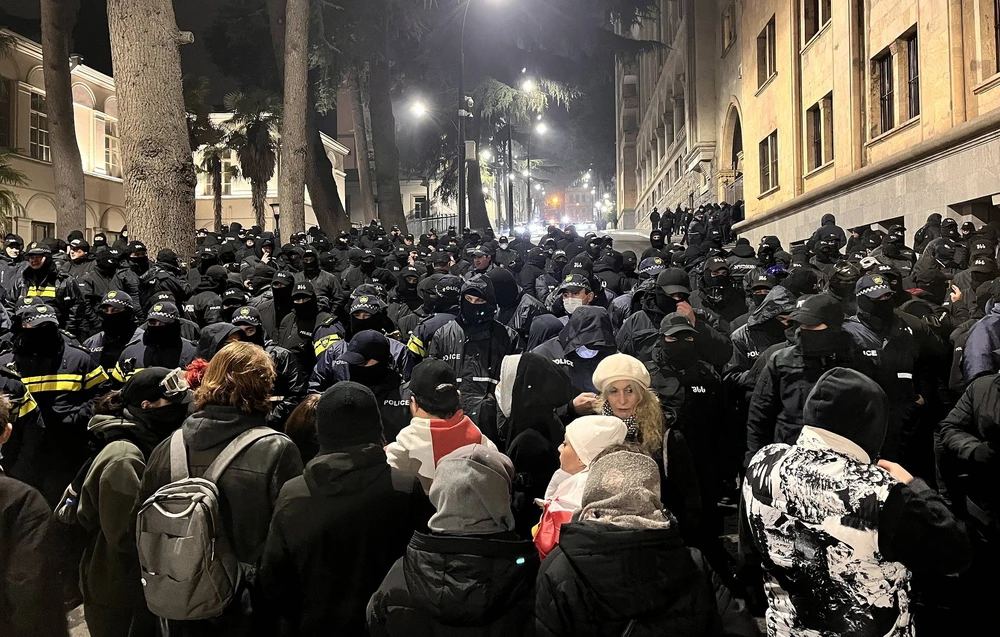 biểu tình ở Georgia gia tăng sau khi chính phủ đóng băng đàm phán gia nhập EU.png