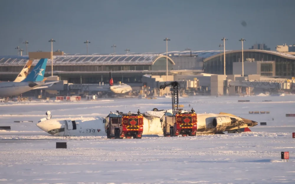 máy bay chở 80 người bị lật ngửa