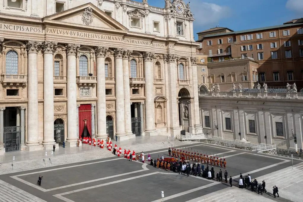 Vatican ngày nắng đẹp tiễn đưa Giáo hoàng Francis