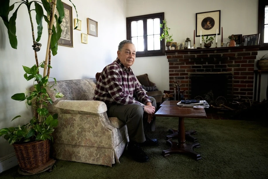 Bất ngờ bị đưa tên vào hồ sơ tử vong, nhận thư chia buồn dù vẫn còn sống