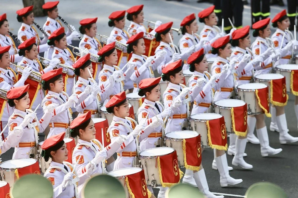 Khối nữ quân nhạc tham gia Lễ kỷ niệm 50 năm Ngày Giải phóng miền Nam, thống nhất đất nước. Ảnh: HOÀNG GIANG