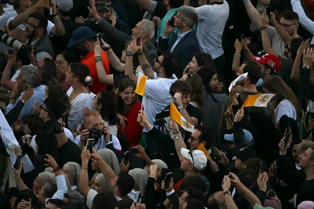 VIDEO, ẢNH: Vatican vỡ òa khi khói trắng bốc lên từ mái nhà nguyện Sistine