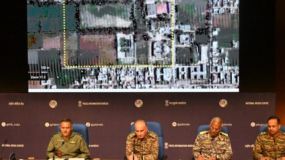 Ban lãnh đạo Lực lượng Không quân Ấn Độ họp báo hôm 11-5 về chiến dịch Sindoor sau lệnh ngừng bắn.jpg