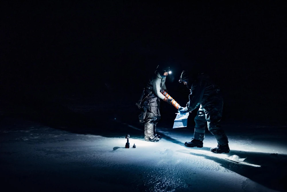 'Khoan giữa đêm vùng cực' - ảnh thắng giải được chụp tại quần đảo Svalbard, Nauy.jpg
