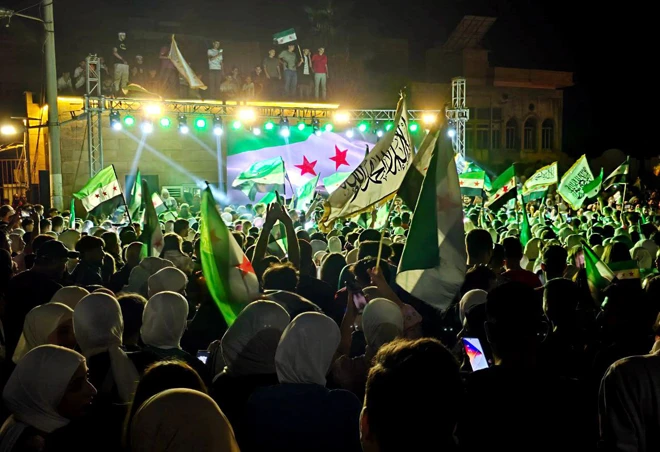 Cờ Syria và cờ Saudi Arabia tung bay trong pháo hoa và sự reo hò của người dân.jpg