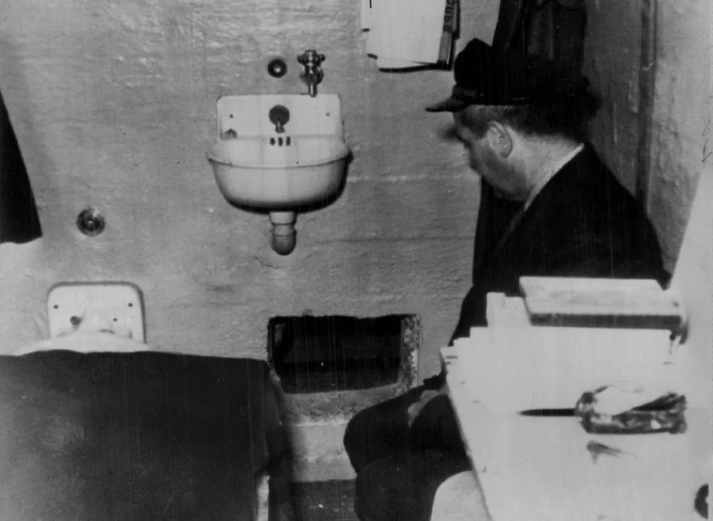 Một cai ngục tại nhà tù Alcatraz khi nơi này còn hoạt động. Ảnh: GETTY IMAGES