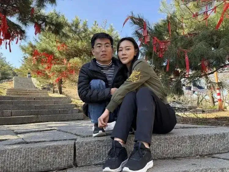 Anh Lý Sáng Nghiệp chụp ảnh cùng bạn gái Dư Lệ Sa trên đỉnh núi.jpg