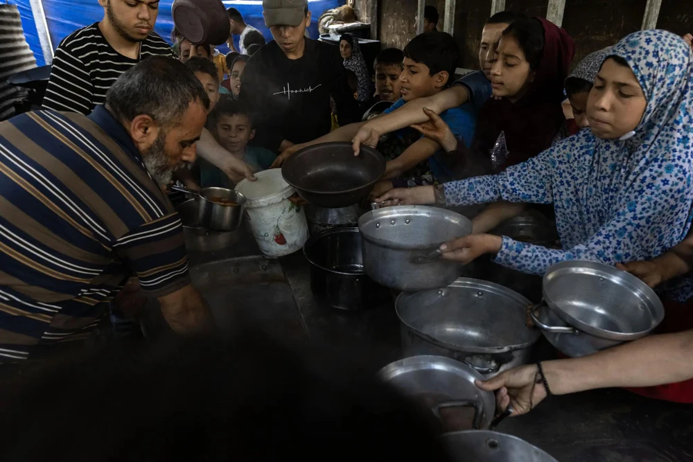 Người dân Palestine xếp hàng chờ phát thức ăn tại TP Gaza trong bối cảnh khủng hoảng lương thực trầm trọng tại Dải Gaza.jpg