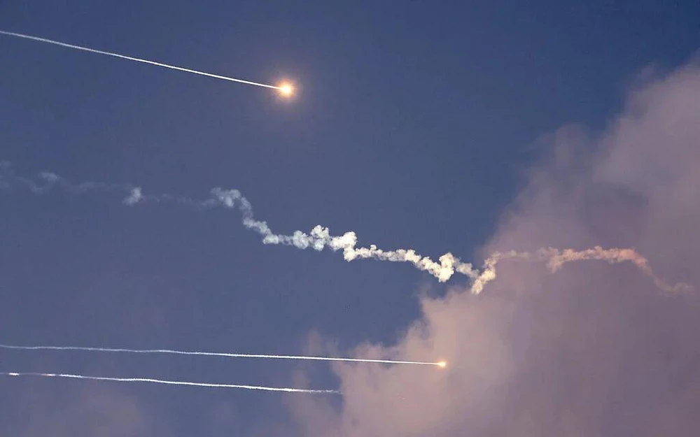 Tên lửa của Iran bị bắn hạ trên bầu trời Israel hôm 14-6. Ảnh: AFP