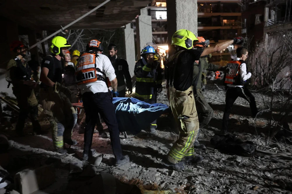 Dân Iran, Israel lo lắng tột độ vì các đòn không kích ăn miếng trả miếng của hai bên