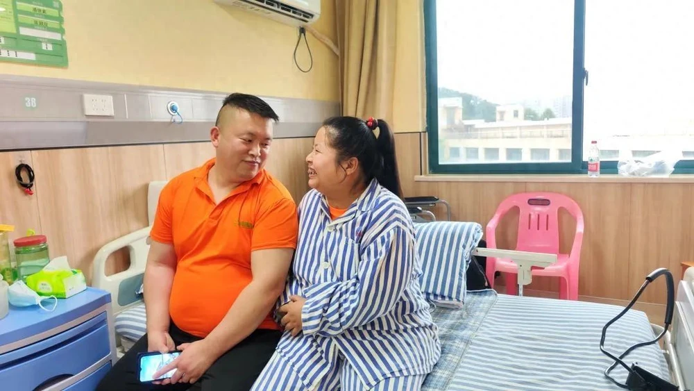 Anh Thẩm Lam và chị Lý Mai - người bị giảm trí tuệ như trẻ lên 5 hiện đang hạnh phúc bên nhau tại một viện dưỡng lão tại tỉnh Chiết Giang, Trung Quốc.jpeg