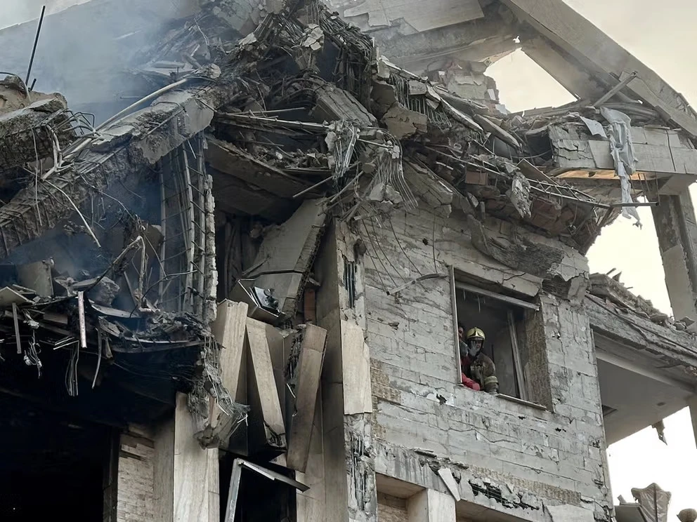 Lính cứu hỏa Iran trong một tòa nhà dân cư đổ nát. Giữa khung cảnh hoang tàn và đổ nát tại Tehran, giới trẻ Iran tìm đến nơi trú ẩn còn sót lại trên Internet.jpg