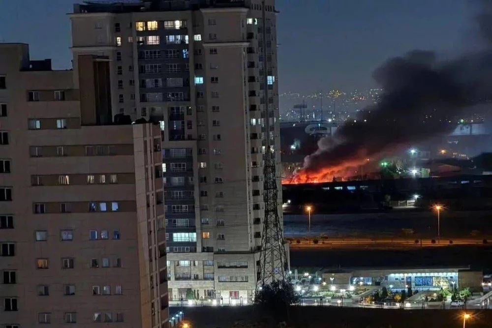 Một vụ nổ tại Tehran. Giữa tiếng bom, giới trẻ Iran tìm đến nơi trú ẩn còn sót lại trên Internet.jpg