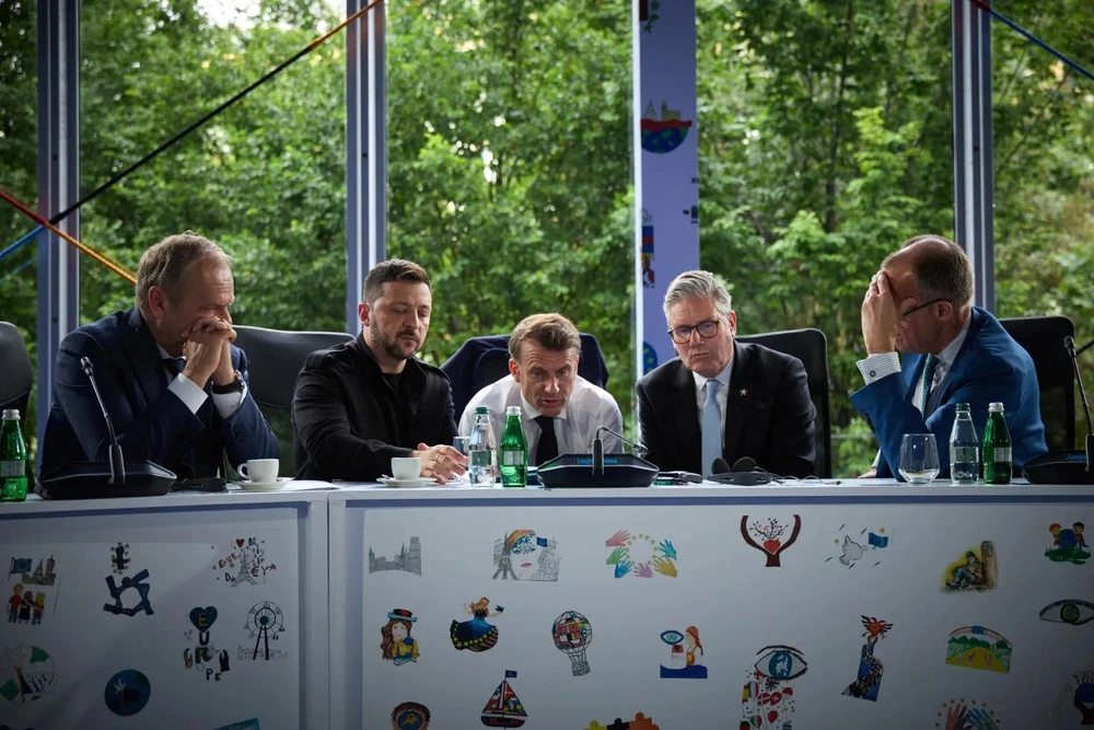 Cặp bài trùng Merzcron và Thủ tướng Anh Keir Starmer, Thủ tướng Ba Lan Donald Tusk và Tổng thống Ukraine Volodymir Zelensky điện đàm với Tổng thống Trump vào ngày 16-5.jpg