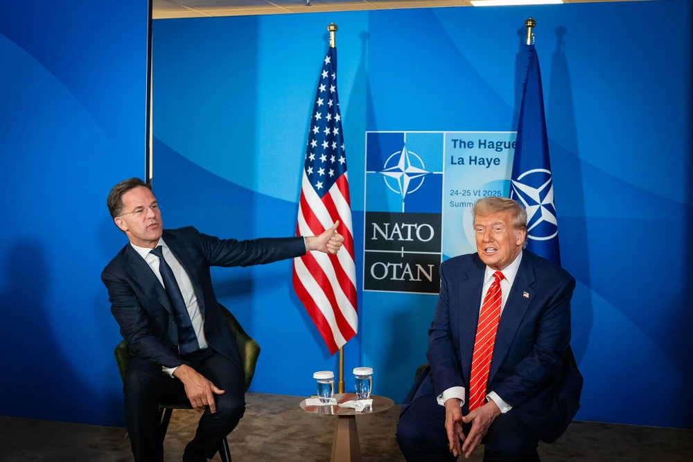 Tổng thư ký NATO Mark Rutte và Tổng thống Mỹ Donald Trump tại Thượng đỉnh NATO ngày 25-6.jpg