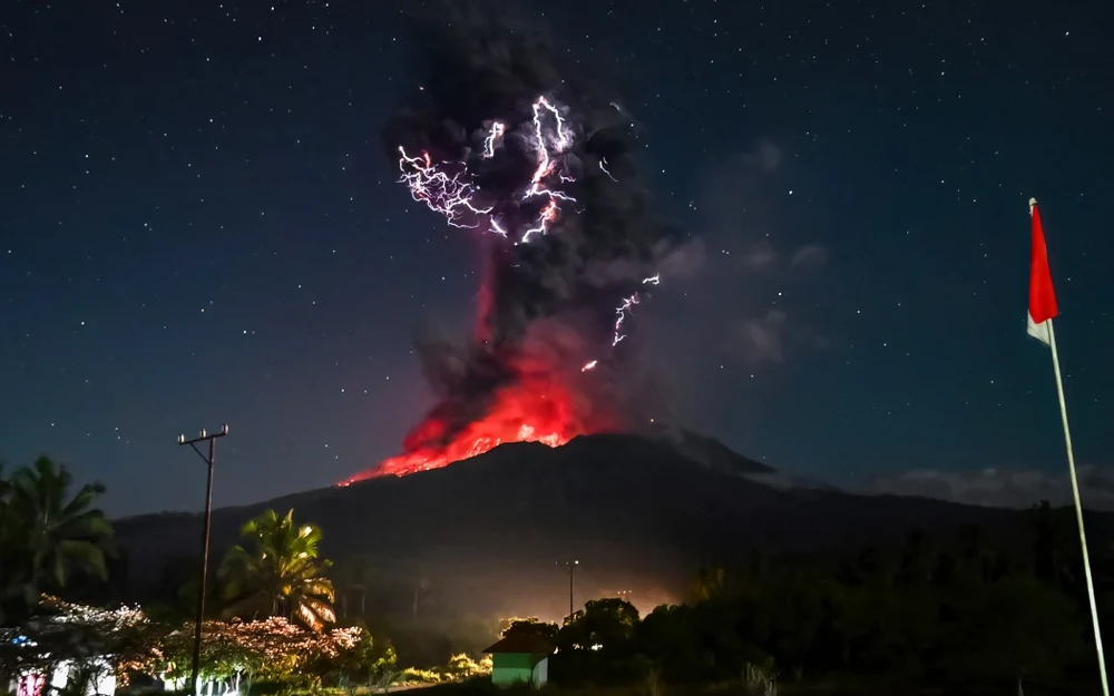 núi lửa phun trào, Indonesia.png
