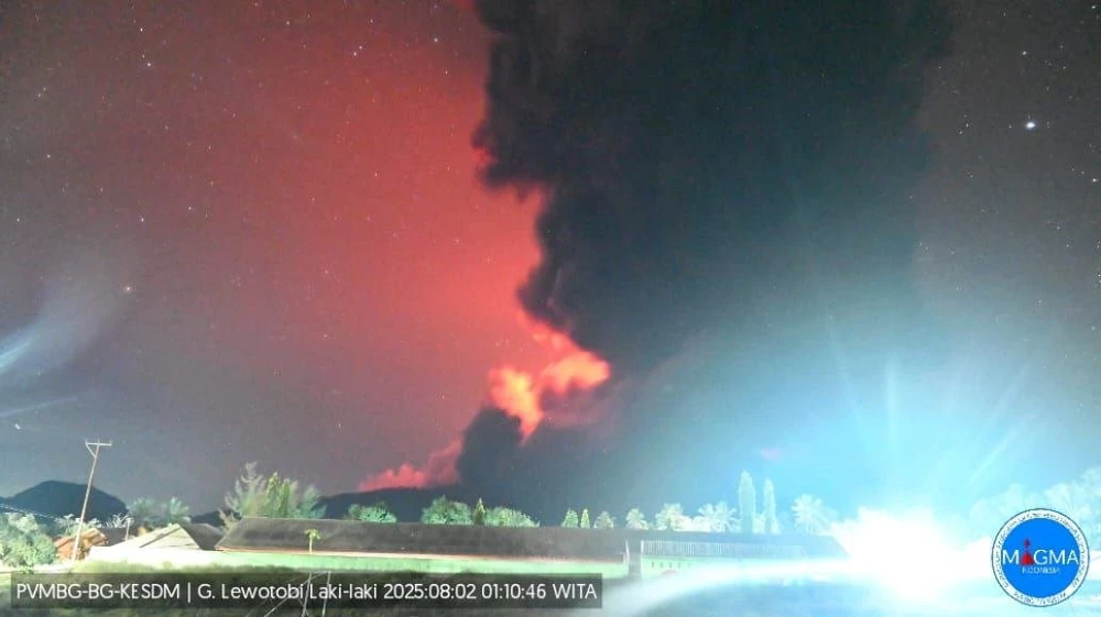 Hình ảnh camera giám sát ghi lại cột tro bụi rạng sáng ngày 2-8 sau khi núi lửa Lewotobi Laki-laki (Indonesia) phun trào. Ảnh: MAGMA INDONESIA