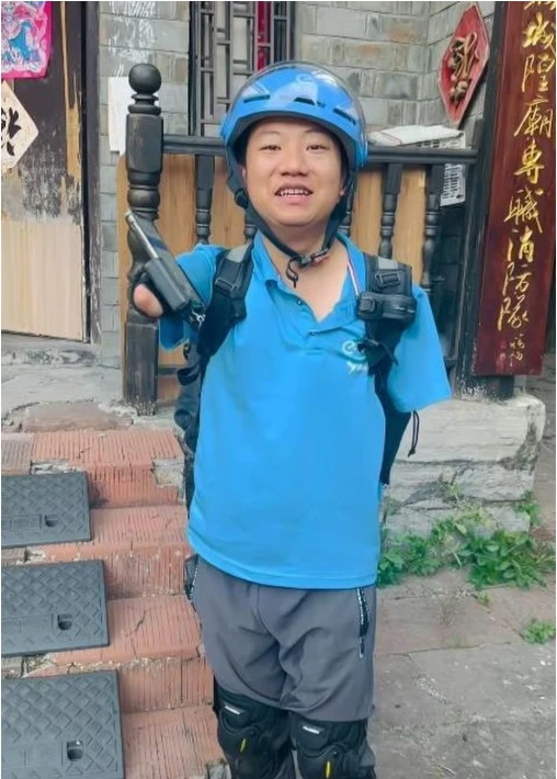 Người đàn ông mất hai tay (2).png