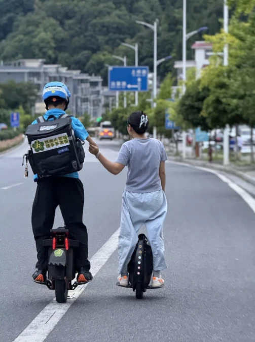 Người đàn ông mất hai tay (4).png