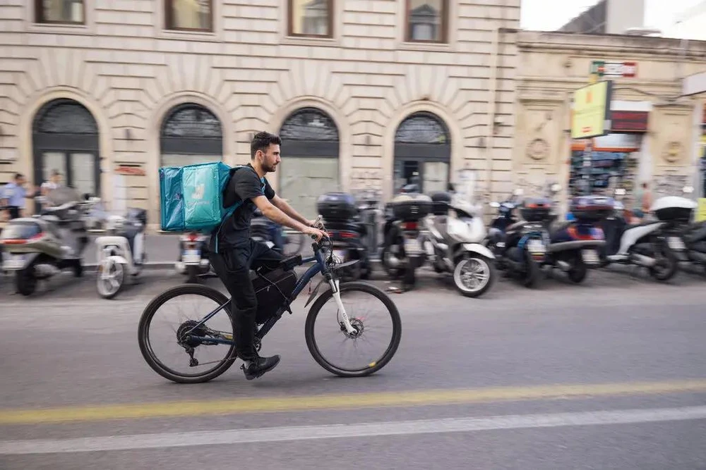 Thế lưỡng nan của những người giao thức ăn khi 'không khí bốc cháy'