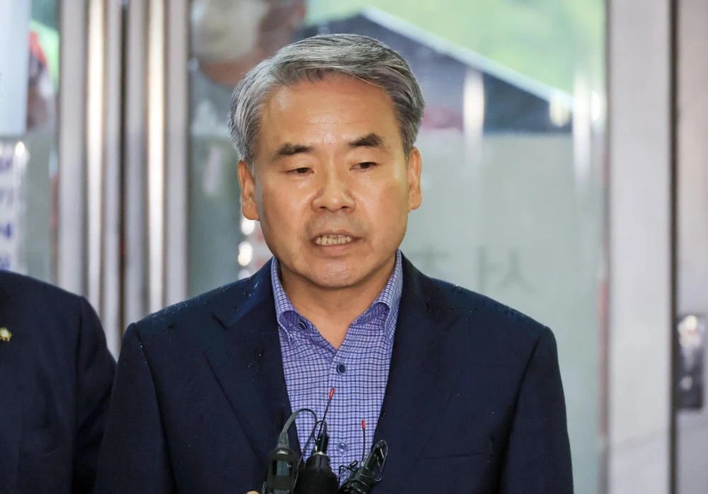 Công tố viên nộp lệnh bắt cựu Bộ trưởng Quốc phòng Hàn Quốc Lee Jong-sup