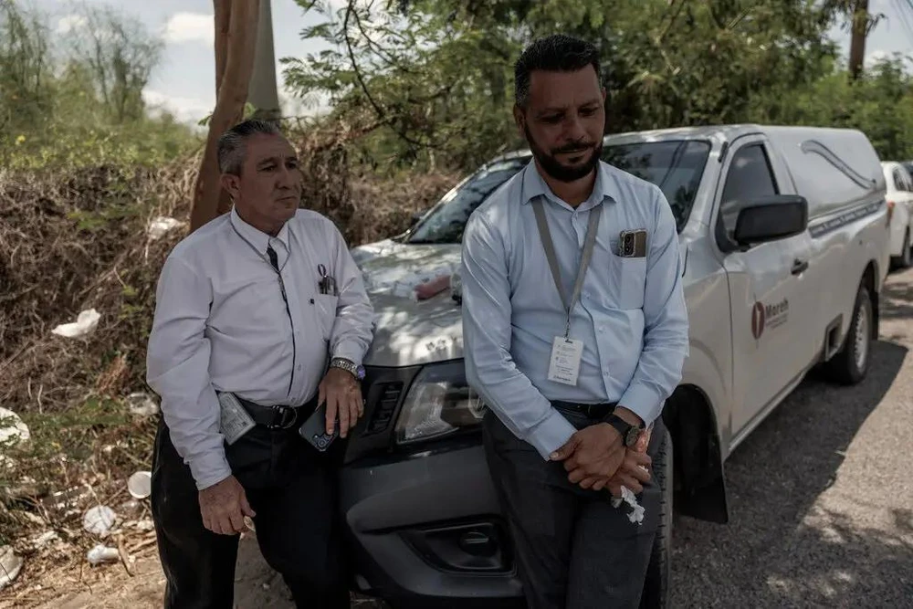 Những người mai táng nỗi đau của thành phố