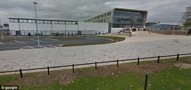 Thầy giáo bị cấm dạy học suốt đời vì nói tục, chửi sinh viên ngu ảnh 1 Thầy giáo bị cấm dạy học suốt đời vì nói tục, chửi sinh viên ngu ảnh 1