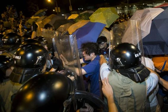 Sinh viên Hong Kong 'tấn công' tòa nhà chính phủ ảnh 3