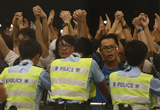 Sinh viên Hong Kong 'tấn công' tòa nhà chính phủ ảnh 9